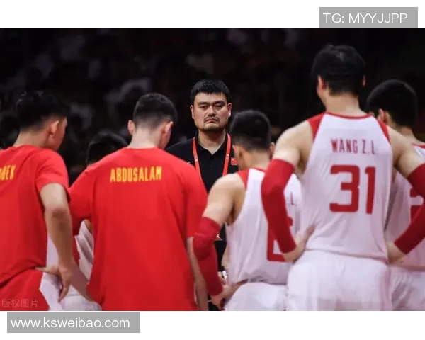 男篮队员与姚明亲密互动展现篮球精神与团队合作的力量