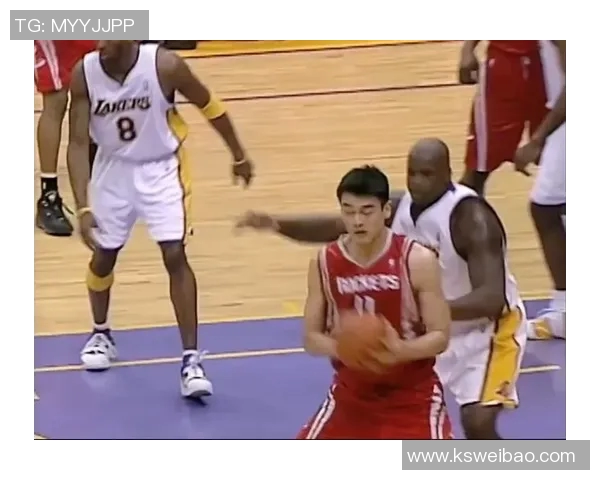 姚明帅气救场瞬间引发全场欢呼展现篮球巨星风采