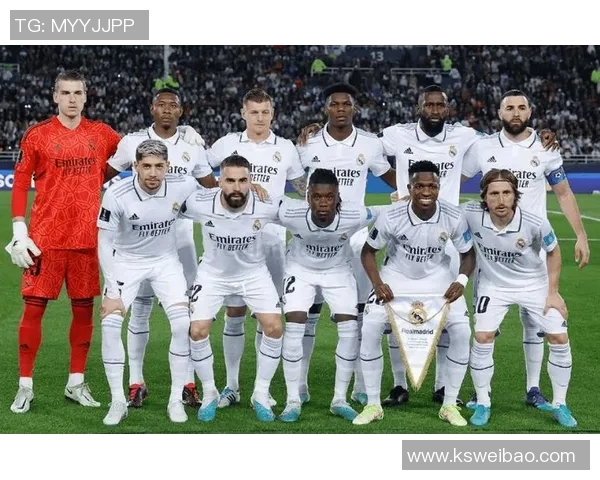 全球足球明星齐聚一堂合影留念展现足球魅力与团结精神